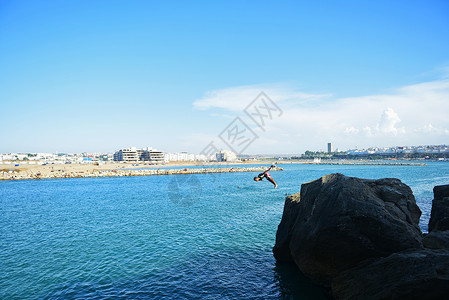 摩洛哥丹吉尔海边跳水高清图片