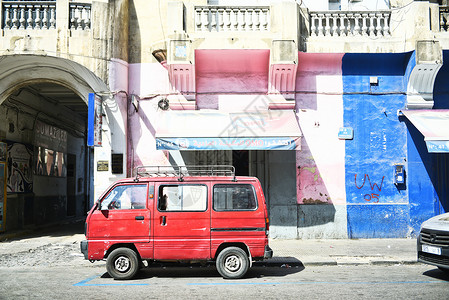 破旧的楼摩洛哥卡萨布兰卡街头破旧的汽车背景