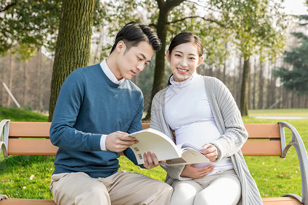 孕妇夫妻送礼物夫妻看育儿经背景