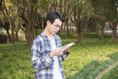 青年男性户外阅读高清图片