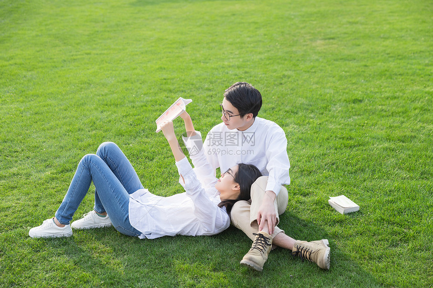 青年情侣户外阅读图片