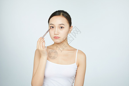 女性使用眼影刷高清图片