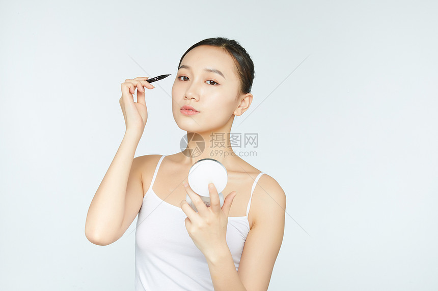 女性化妆画眼线图片