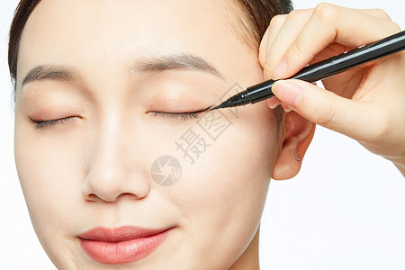 女性化妆眼线特写背景图片