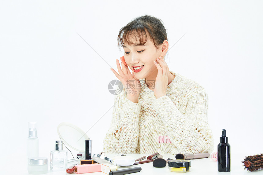 女性化妆涂粉底图片