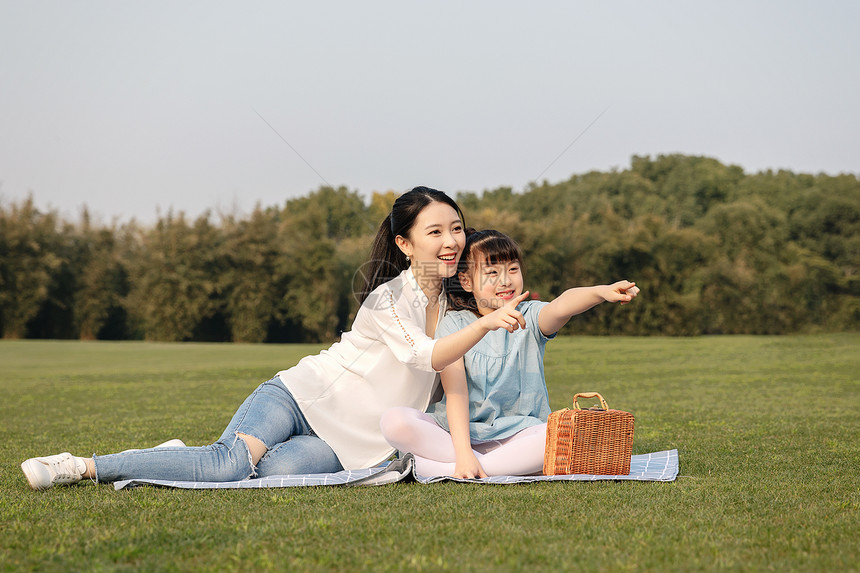 妈妈和女儿在草坪玩耍图片