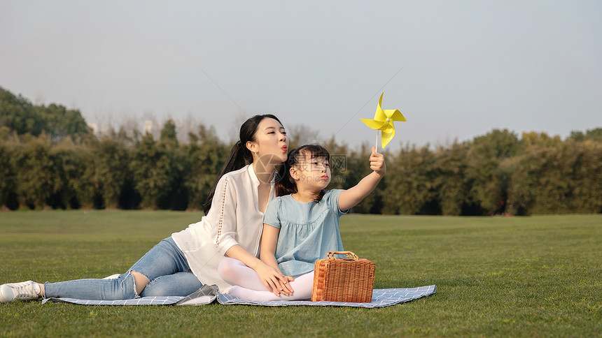 妈妈和女儿在草坪玩耍图片