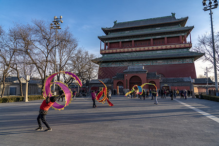 促销的大妈北京鼓楼大妈彩绸舞背景