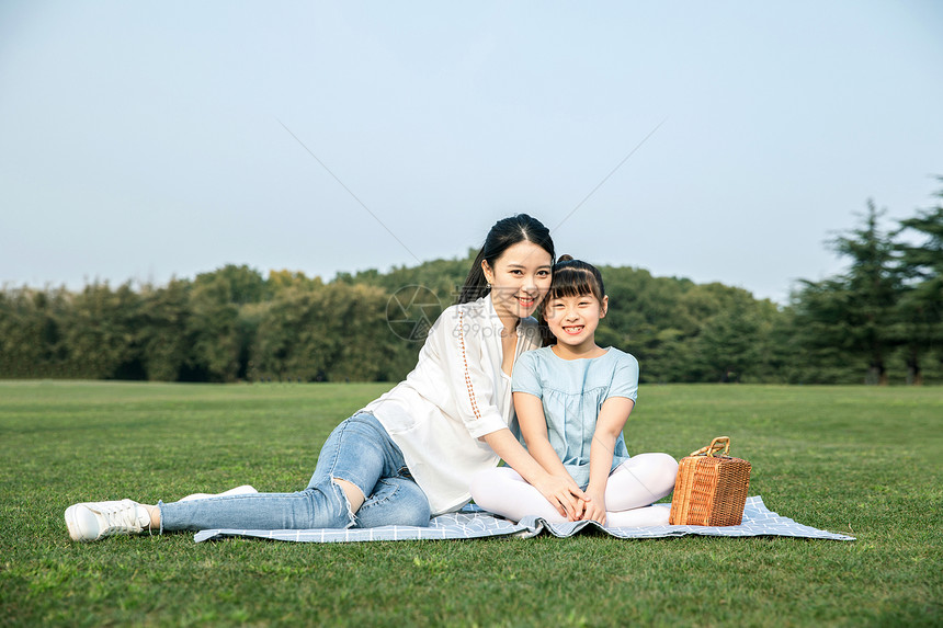 妈妈和女儿在草坪玩耍图片