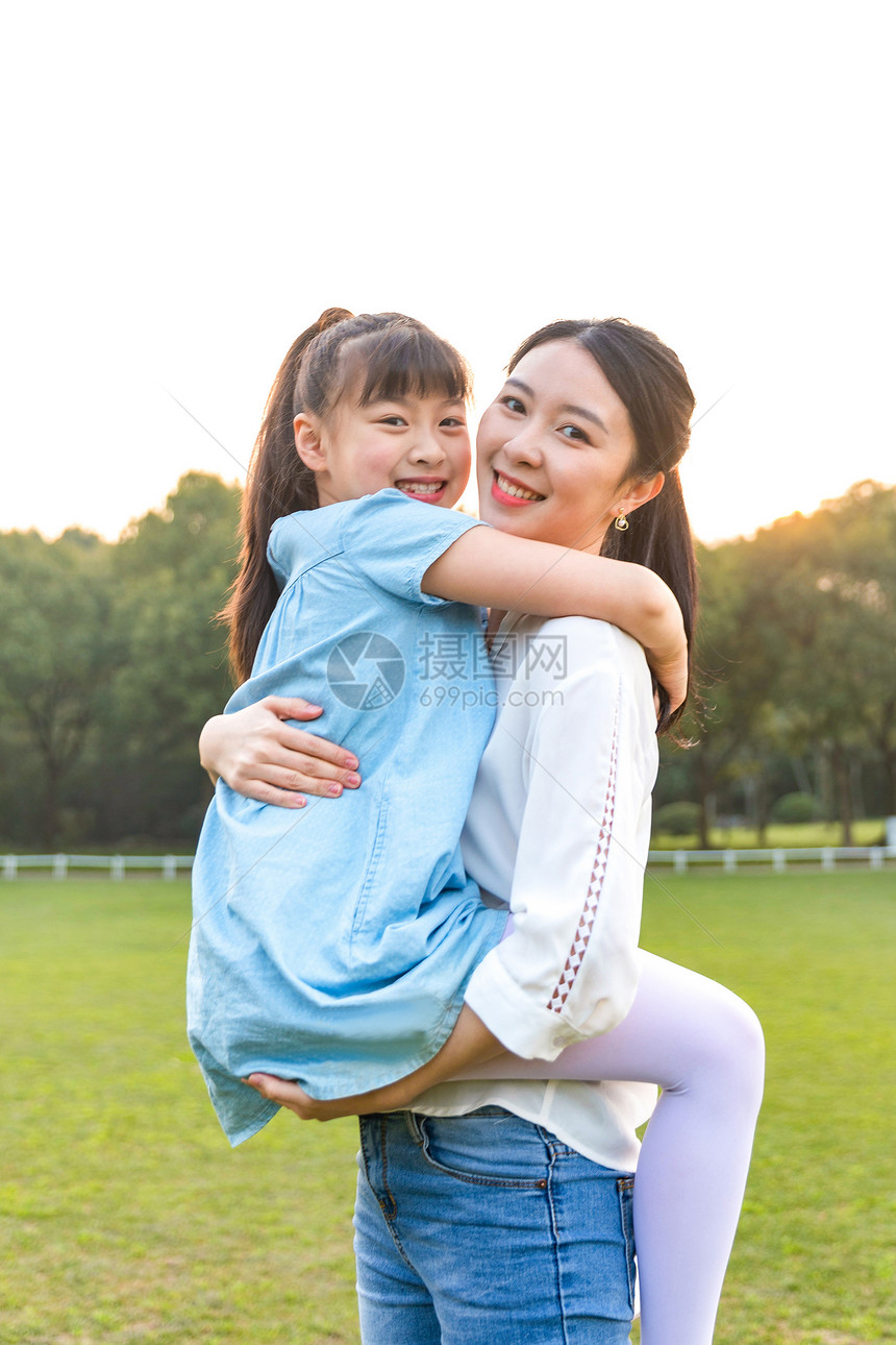 妈妈和女儿在草地玩耍图片