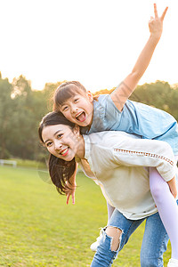 妈妈和女儿在草地玩耍图片