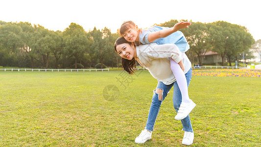 妈妈和女儿在草地玩耍图片
