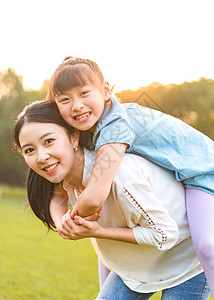 妈妈和女儿在草地玩耍图片