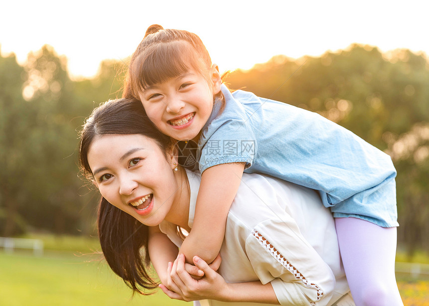 妈妈和女儿在草地玩耍图片