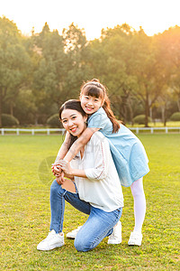 妈妈和女儿在草地玩耍图片