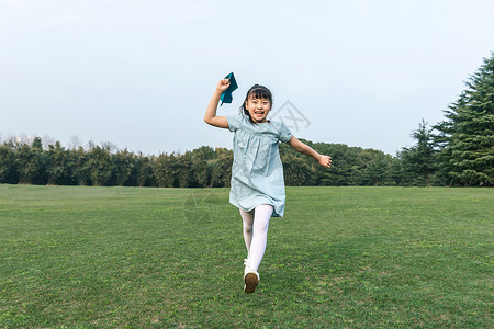 女孩在草地上奔跑图片