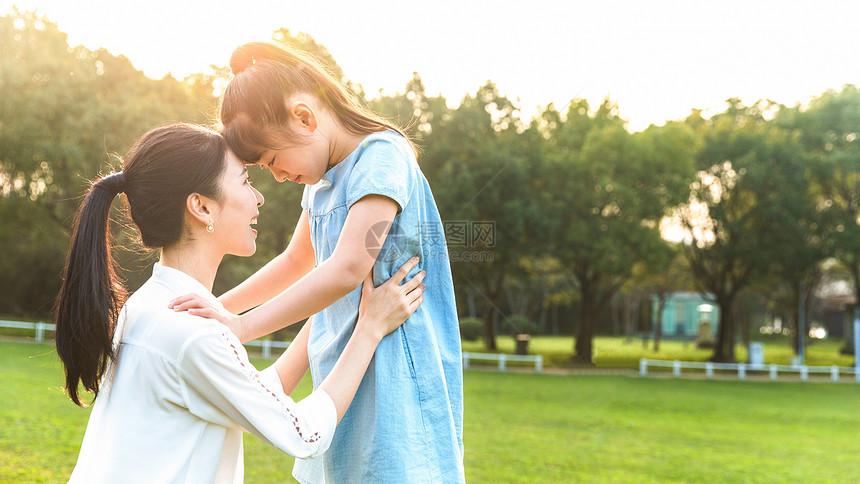 妈妈和女儿在草坪玩耍图片