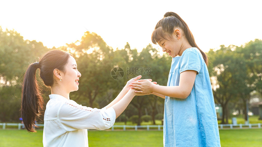 妈妈和女儿在草坪玩耍图片