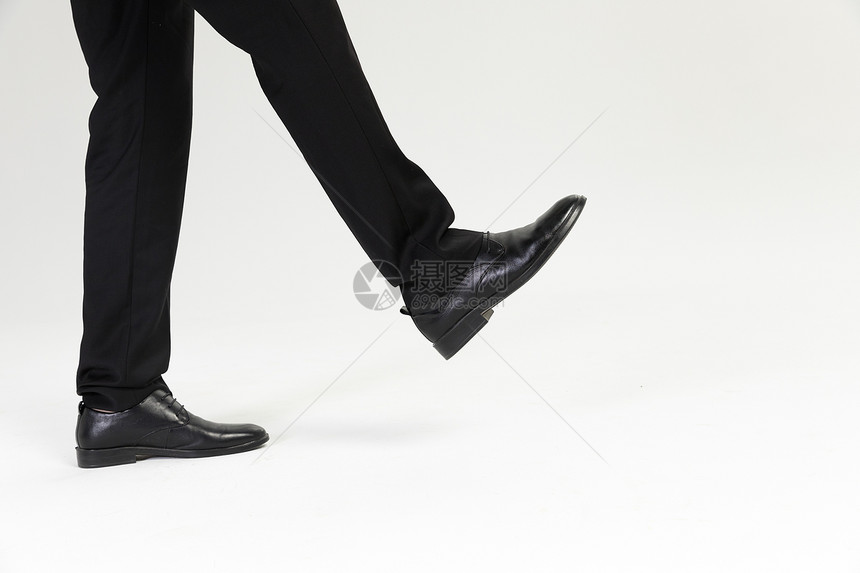 商务男性踩踏图片