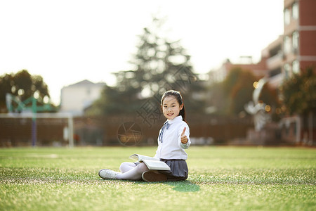 小学生操场活动图片