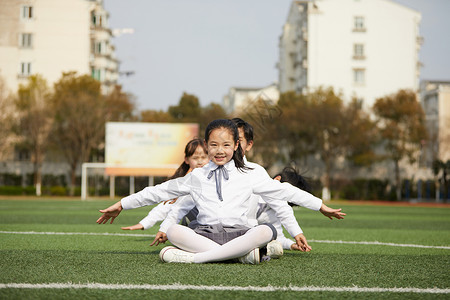 小学生操场活动背景图片