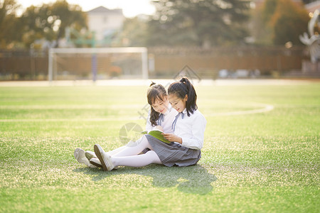 草坪女孩小学生操场活动背景