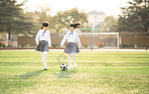 小女孩踢足球图片