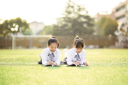 小学生趴在操场学习图片