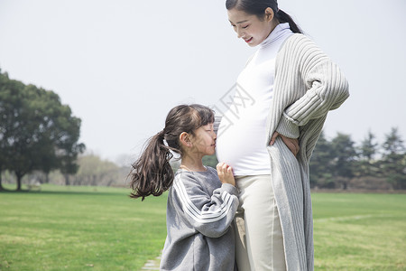 女儿听妈妈的肚子高清图片