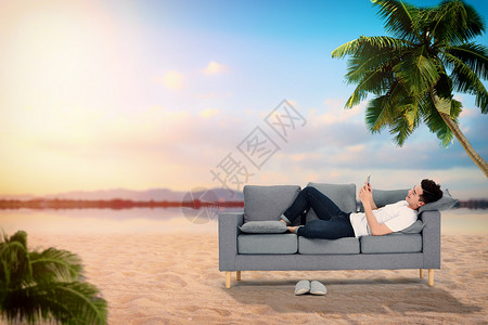 躺沙发玩手机合成沙滩风景设计图片