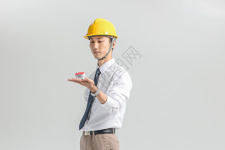 戴安全帽拿模型的工程师图片
