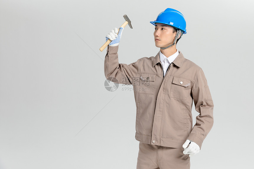 手拿锤子的工程师图片