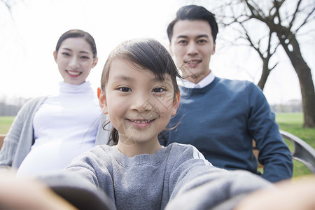 孕妇一家人一家人户外自拍背景