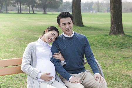 丈夫和怀孕的妻子在长椅上休息图片