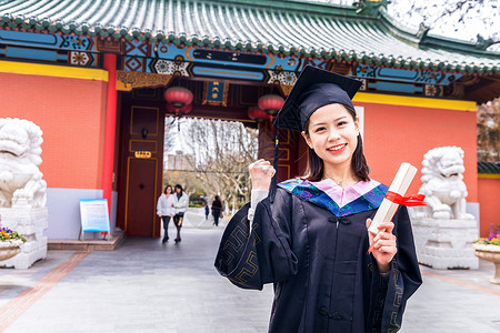 大学校门口女大学生毕业加油手势背景