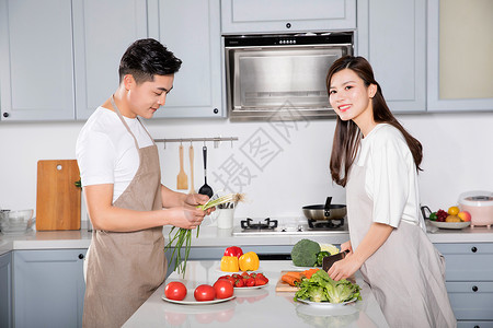 青年情侣居家做饭背景图片