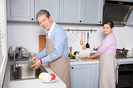 爷爷奶奶居家做饭图片