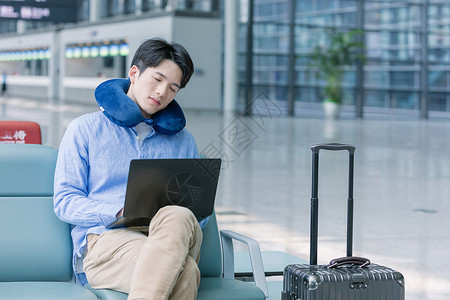 青年男性在机场候机图片