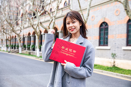 女大学生手拿毕业证书图片