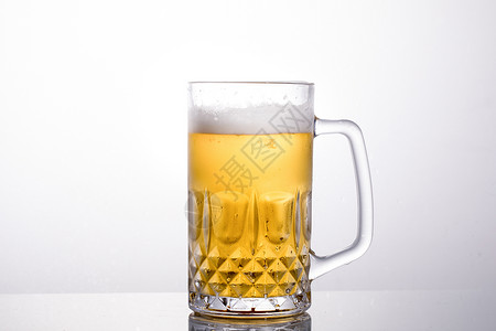 冰镇啤酒气泡啤酒杯高清图片
