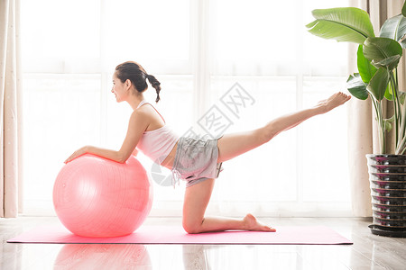 手绘瑜伽球女性瘦身运动背景