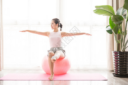 女性瘦身运动瑜伽球锻炼女性瘦身运动背景