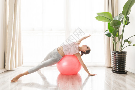 瑜伽球女性瘦身运动背景