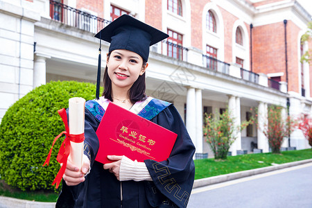 短发女生毕业毕业生手持毕业证书背景