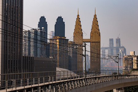 重庆穿越城市建筑的轻轨线路图片