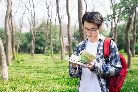 青年男性学生户外阅读图片