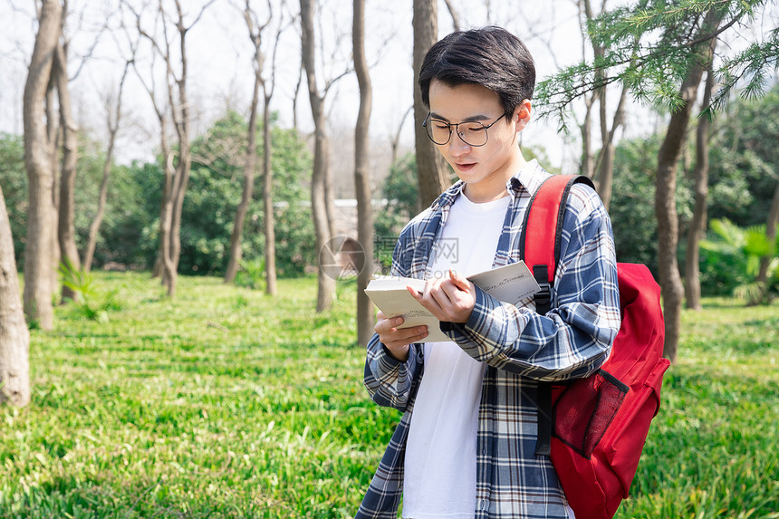 青年男性学生户外阅读图片