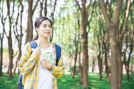 青年女性学生户外阅读图片