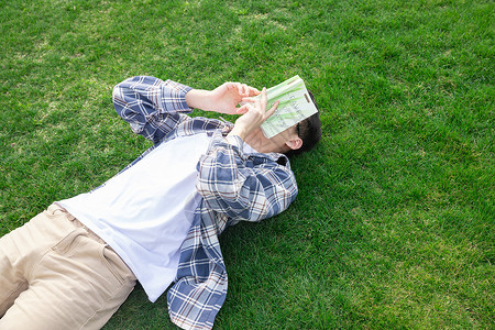 男生背着钱漫画青年男性草地上小憩背景