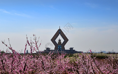 桃花掩映中的法门寺合十舍利塔背景图片